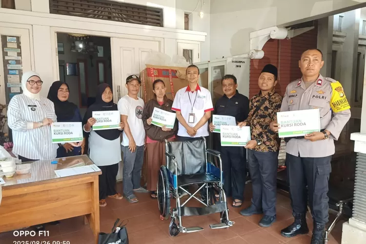 Aparatur Kelurahan Bojongsari Baru saat menerima bantuan pembangunan sanitasi di makam blok benda Jalan Bakti RW3, Kelurahan Bojongsari Baru, Kecamatan Bojongsari, Selasa (26/8). (RISKY DWI LESTARI/RADAR DEPOK)
