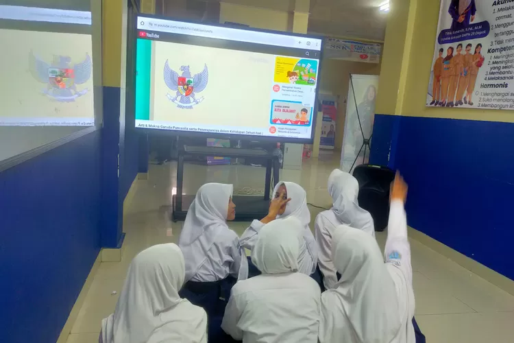 Suasana lorong literasi di SMPN 29 Depok, yang terletak di Jalan Raya Cipayung, Kelurahan/Kecamatan Cipayung. (&nbsp;ANDIKA EKA/RADAR DEPOK)