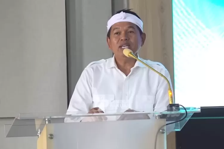 Gubernur Jawa Barat, Dedi Mulyadi saat menghadiri Sekolah Staf dan Komando Angkatan Udara (Seskoau) Angkatan ke-63 di Ruang Kelas Widya Mandala I (Tangkapan layar Youtube LEMBUR PAKUAN CHANNEL)