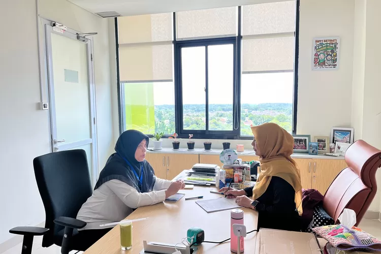 Foto bersama Kasi Pelayanan Non Medik RSUD ASA, Drg. Iva Nur Faridah bersama Direktur RSUD ASA Kota Depok, Enny Ekasari. (DOKUMEN PEMKOT DEPOK)