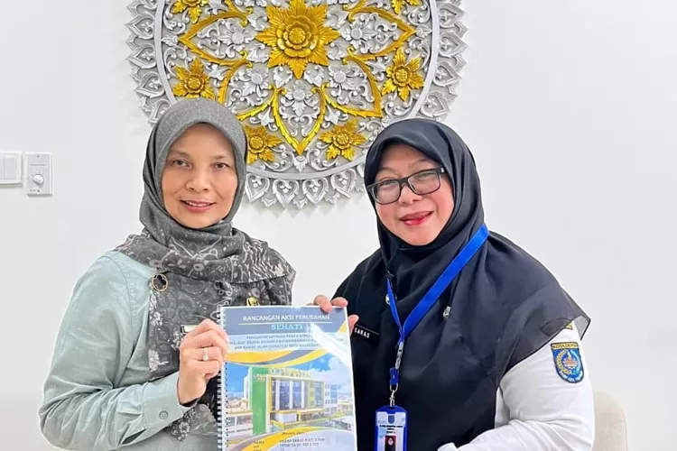 Kepala Seksi Keperawatan Rawat Inap dan Rawat Jalan RSUD ASA, Endah Saras Wati (Kiri) bersama Direktur RSUD ASA Kota Depok, Enny Ekasari.  (DOKUMEN NARASUMBER)