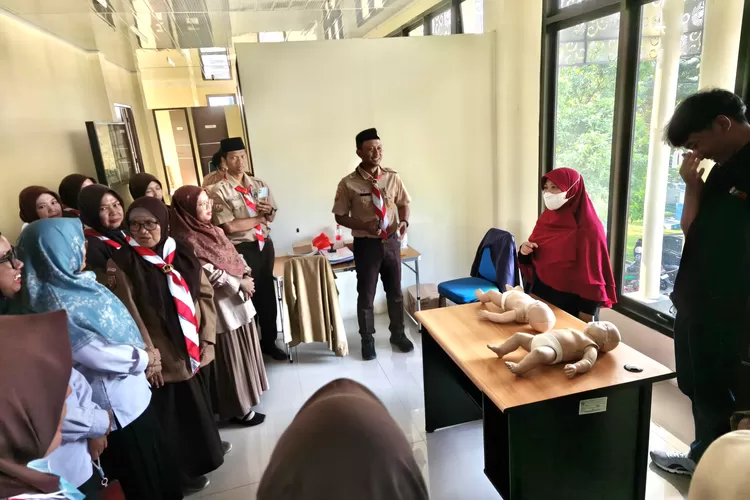 Kwarran Pramuka Kecamatan Beji menggelar pelatihan Resusitasi Jantung Paru (RJP) di Aula lantai II Kelurahan Beji Timur, Kecamatan Beji, Rabu (27/8) siang. (RISKY DWI LESTARI/RADAR DEPOK)