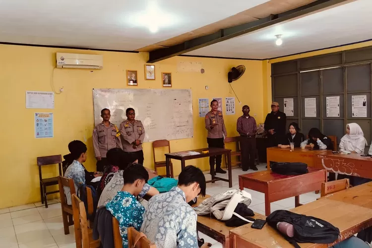 ANTISIPASI : Polsek Bojongsari saat menyambangi beberapa sekolah guna mengimbau para pelajar di wilayahnya agar tidak ikutserta ke lokasi demo di Gedung DPR/MPR RI, Kamis (28/8). (RISKY DWI LESTARI/RADAR DEPOK)