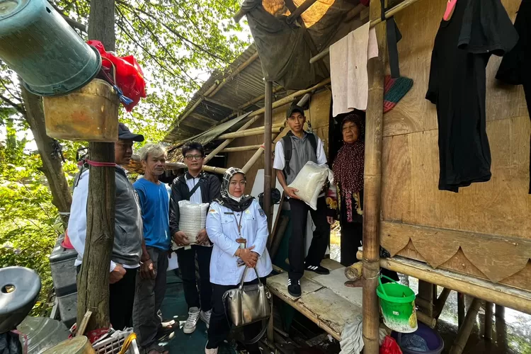 AKSI NYATA : Fasilitator SLRT Puskesos Serua, bersama tim mendatangi salah satu wilayah warga berekonomi menengah ke bawah di RT8/1, Kelurahan Serua, Kecamatan Bojongsari, Rabu (27/8) siang. (RISKY DWI LESTARI/RADAR DEPOK)