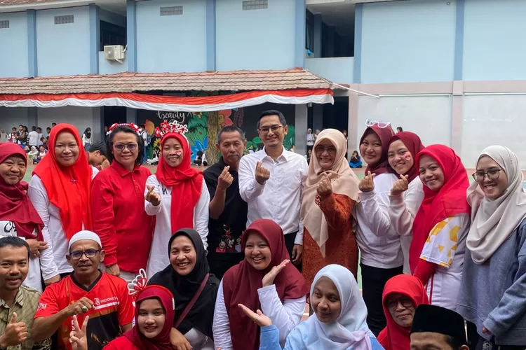 Foto bersama Ketua DPRD Kota Depok, Ade Supriyatna bersama warga SMAN 8 Depok, yang terletak di Jalan M Nasir, Kelurahan/Kecamatan Cilodong.&nbsp; (ANDIKA EKA/RADAR DEPOK)