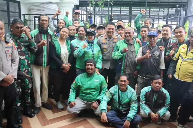 Kapolres Metro Depok, Kombes Abdul Waras foto bersama usai saat berdiskusi dengan komunitas ojek online di Louis Kafe, Pancoranmas, Kota Depok, Jumat (29/8). (POLRES METRO DEPOK)