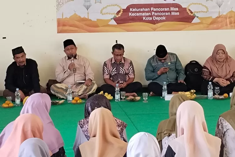 Aparatur Kelurahan/Kecamatan Pancoranmas saat berlangsungnya pengajian rutin TP PKK bulanan di Aula Kantor Kelurahan/Kecamatan Pancoranmas, Jumat (29/8) Siang.  (RISKY DWI LESTARI/RADAR DEPOK)