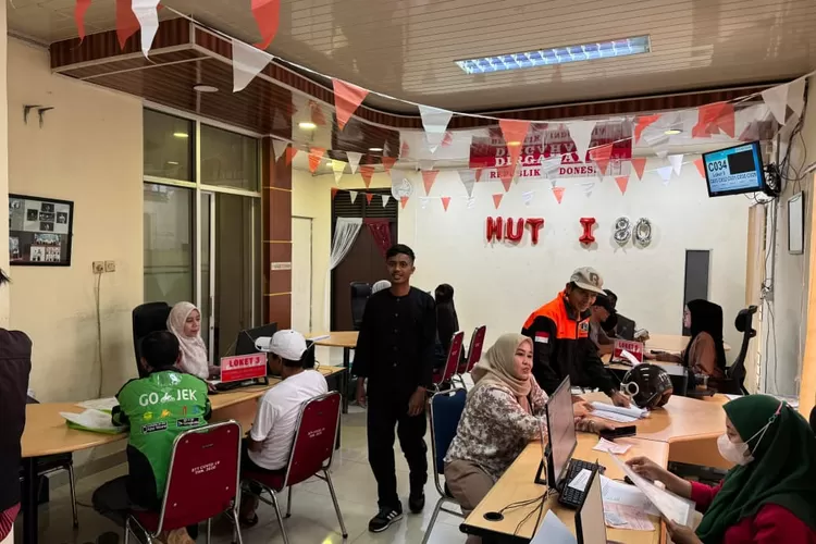 Suasana loket pembayaran PBB-P2, di Balaikota Depok.&nbsp; (ANDIKA EKA/RADAR DEPOK)