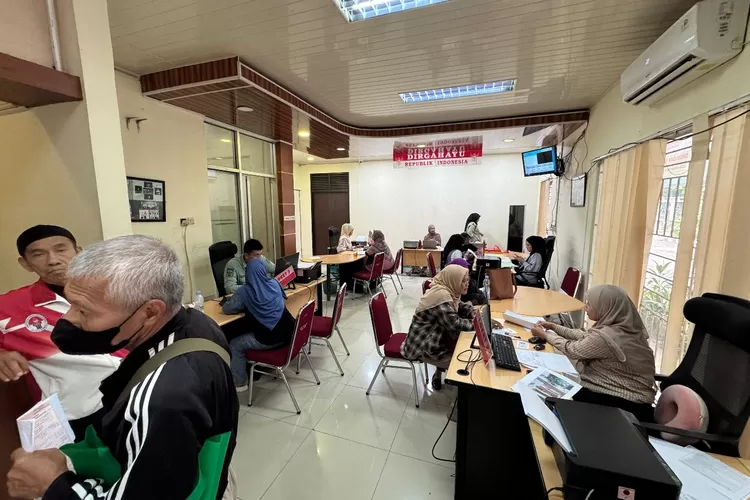 Masyarakat dengan mengakses loket PBB di Pemkot Depok. ( ANDIKA EKA/RADAR DEPOK)