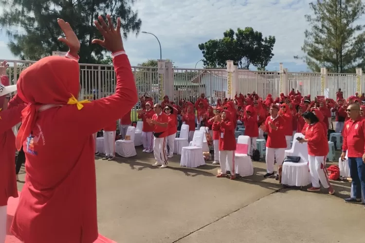 Ratusan lansia mengikuti senam olah pernafasan bersama KBI dan KORMI Kabupaten Bogor di Stadion Pakansari Cibinong pada Sabtu, 30 Agustus 2025.