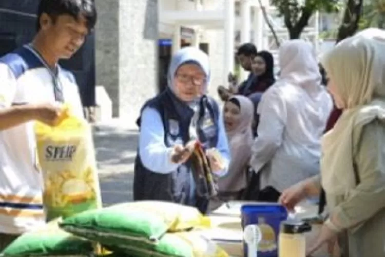 Aparatur Kecamatan Beji saat memonitoring keberlangsungan Gerakan pangan Murah Serentak (GPMS) di Halaman Kantor Kecamatan Beji dalam melayani warga, Sabtu (30/8). (RISKY DWI LESTARI/RADAR DEPOK)