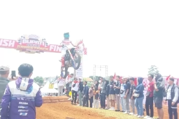 Aksi salah satu pembalap Bupati Cup Grasstrack Championship 2025.