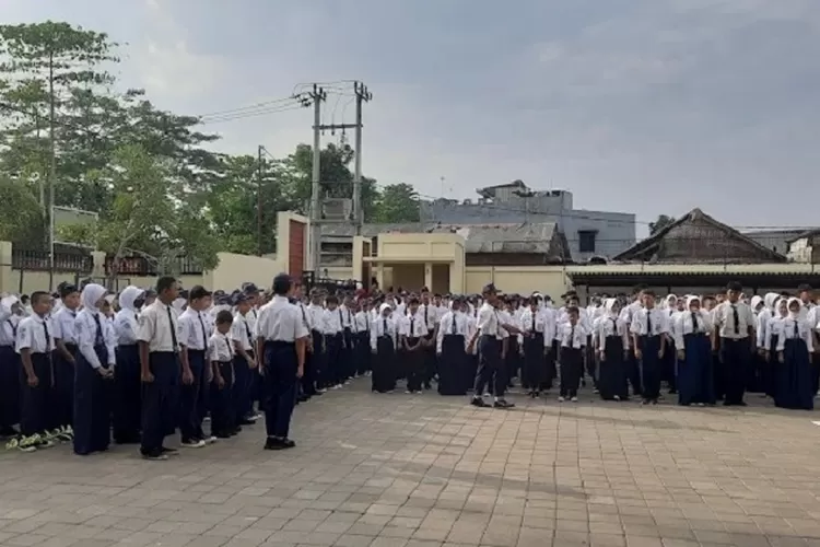 Suasana saat murid SMPN 29 Depok melakukan upacara. (ANDIKA EKA/RADAR DEPOK)
