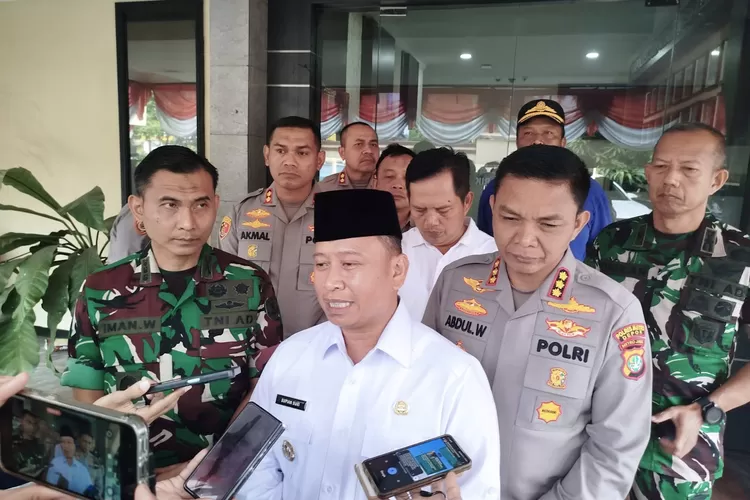 Walikota Depok Supian Suri didamping Kapolres Metro Depok Kombes Abdul Waras dan Dandim 0508 Depok Kolonel Inf Iman Widhiarto memberi keterangan pers untuk masyarakat menjaga Depok tetap kondusif. (JUNIOR/RADAR DEPOK)