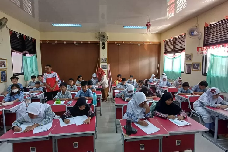Salah satu kegiatan belajar mengajar di SDN Mekarjaya 1. (ANDIKA EKA/RADAR DEPOK)