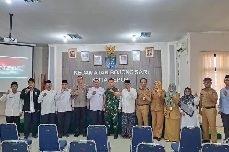 &lrm;SUKACITA : Aparatur Kecamatan Bojongsari bersama muspika Kecamatan Bojongsari 3 pilar, Kapolsek Bojongsari, Danramil, dan Seluruh Lurah Se- Kecamatan Bojongsari saat melaksanakan doa Bersama, di aula Kantor Kecamatan Bojongsari, Senin (1/9) pagi. (RISKY DWI LESTARI/RADAR DEPOK)
