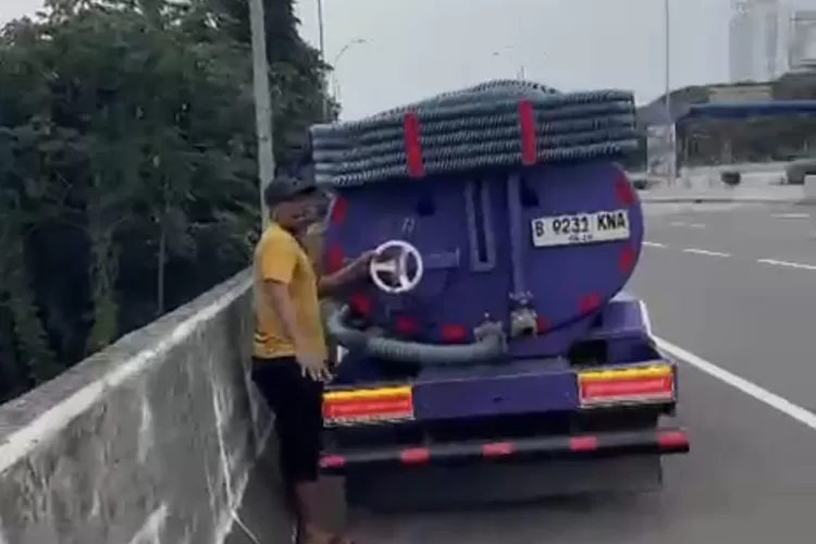 PELAKU : Potret truk tinja plat nomor B 9231 KNA kepergok membuang limbah tinja ke Kali Ciliwung dari atas jembatan Tol Cijago, Kelurahan Kemirimuka, Kecamatan Beji, Kota Depok, Minggu (31/8).  (TANGKAPAN LAYAR   )