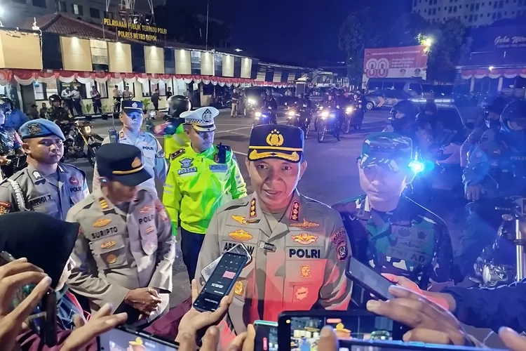 Kapolres Metro Depok, Kombes Abdul Waras, saat sebelum melaksanakan patroli gabungan skala besar di Kota Depok, Minggu (31/8) malam.  (RADAR DEPOK)