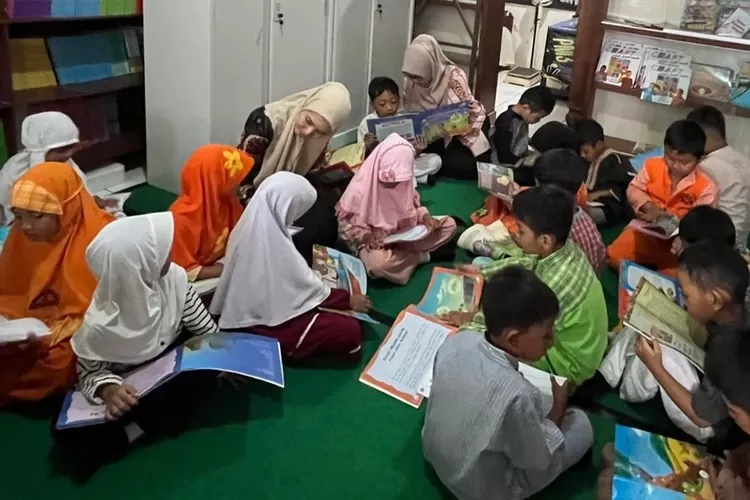 Suasana perpustakaan SDN Pancoranmas 3 yang sedang dipenuhi peserta didik. (DOKUMEN SEKOLAH)