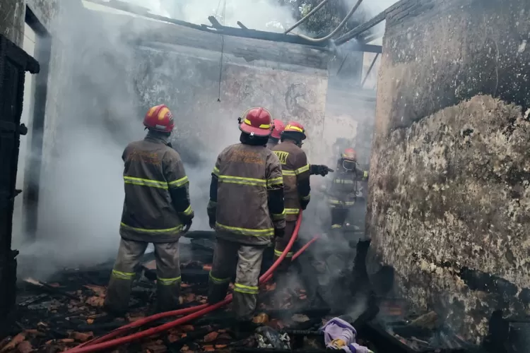 Petugas pemadan Kebakaran tengah berusaha memadamkan sijago merah yang membuat ludes satu rumah di Jalan Belimbing, RT3/1, Kelurahan Depok, Kecamatan Pancoranmas, Selasa (2/9) sore. (RISKY DWI LESTARI/RADAR DEPOK)