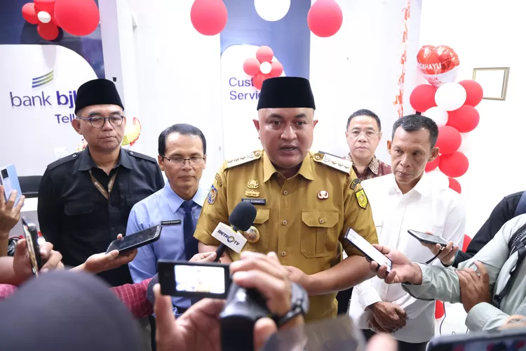 Bupati Bogor Rudy Susmanto didampingi Wabup Jaro Ade dan Sekda Ajat Rochmat Jatnika memberikan keterangan pada media. (DOKUMEN KABAR BOGOR)