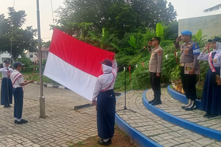 Pelaksanaan Upacara di halaman SMP Negeri 22 Depok, yang terletak di Jalan Bima Raya, Kelurahan Mekarjaya, Kecamatan Sukmajaya.&nbsp; (DOKUMEN SEKOLAH)