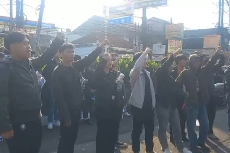 Mahasiswa yang tergabung dalam BEM FISIP Unida menggelar aksi damai di Patung Macan Simpang 4 Ciawi. (DOKUMEN KABAR BOGOR)