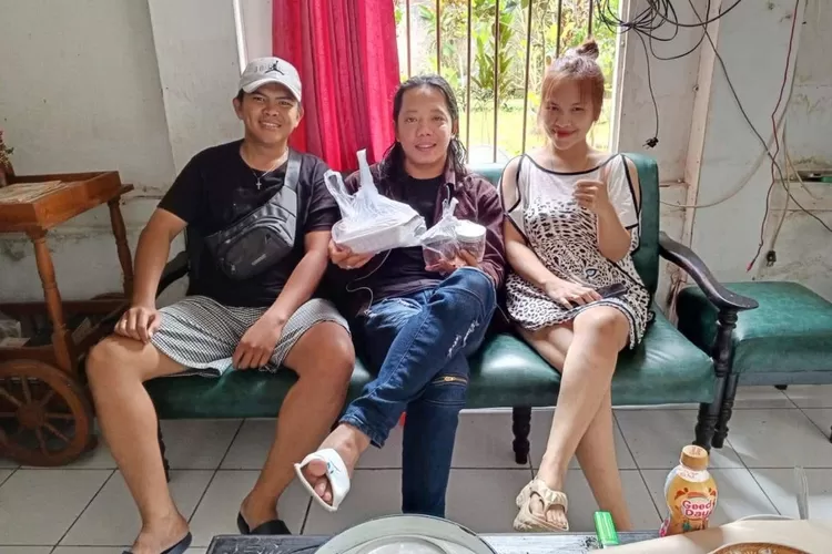 Konsultan Spiritual, Ki Braja Bada Tubi saat mencicipi kuliner khas Tanah Minahasa bersama dengan warga lokal. (ISTIMEWA)