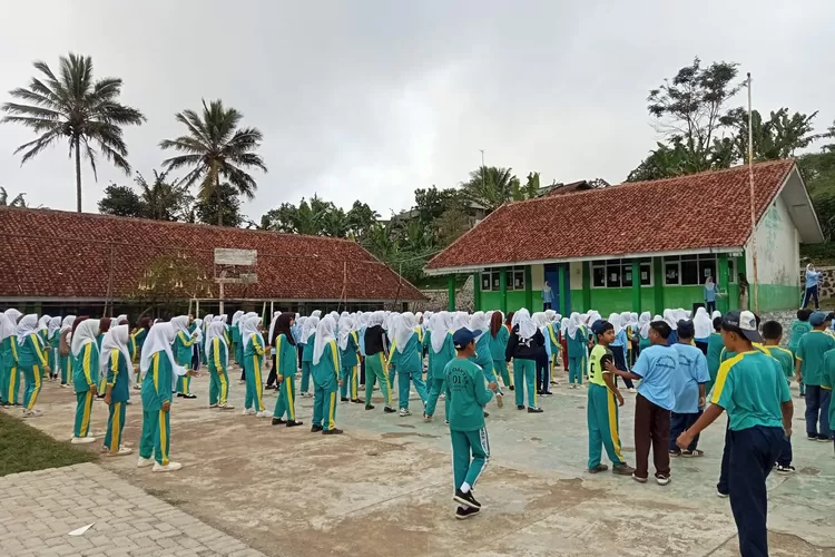 Pelajar SMPN 2 Leuwiliang mengikuti kegiatan olahraga.  (DOKUMEN KABAR BOGOR)