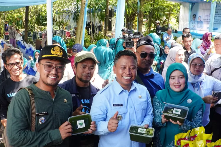 Lurah Pondok Petir, Rengga Nugraha Rojali saat memegang produk cincau hijau Poktan Pondok Petir saat disambangi Walikota Depok Supian Suri, Selasa (2/9). (RISKY DWI LESTARI/RADAR DEPOK)