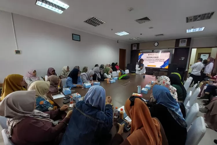 Suasana pelaksanaan sosialiasi Strategi Penguatan UMKM Center Melalui Pedoman Berbasis Tematik, di Kantor DKUM Kota Depok. (ANDIKA EKA MAULANA/RADAR DEPOK)