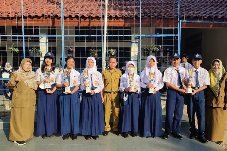 Beberapa siswa yang berhasil meraih prestasi dalam berbagai bidang di SMPN 1 Depok.&nbsp; (ANDIKA EKA/RADAR DEPOK)