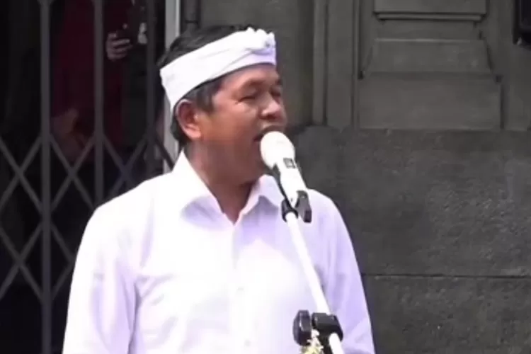 Gubernur Jawa Barat, Dedi Mulyadi yang hadir dalam dialog mahasiswa dan DPRD Jawa Barat (Instagram/@dedimulyadi71)