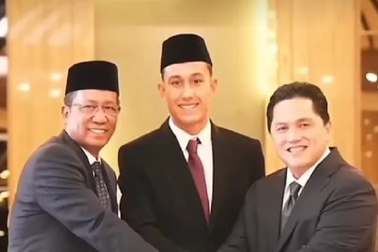 Menteri Hukum Supratman Andi Agtas, Pemain sayap kanan Utrecht FC Miliano Jonathans (tengah), dan Ketua Umum PSSI Erick Thohir foto bersama usai ucap sumpah WNI, Rabu (3/9). (DOKUMEN KELUARGA MILIANO)