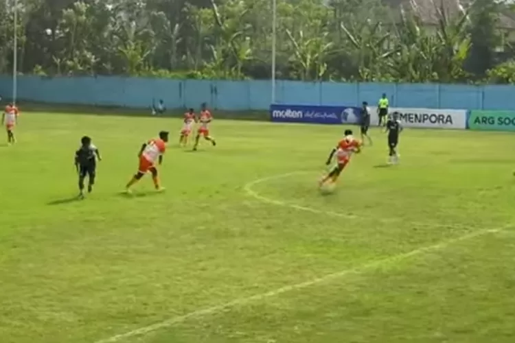 Citeureup Raya (hitam) saat bertanding melawan Persisum di babak penyisihan Grup E Piala Soeratin U15 2025 di Malang pada Jumat, 5 September 2025.