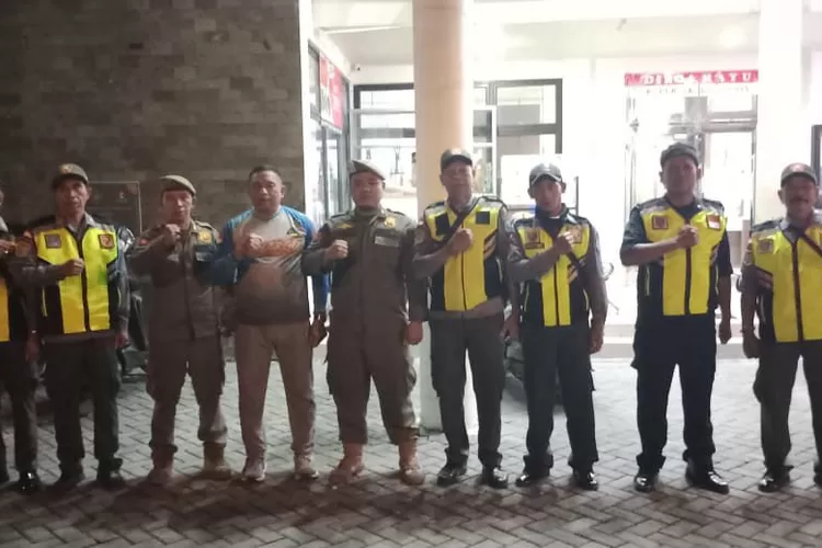 Aparatur Kelurahan Pondok Cina saat melaksanakan patroli keamanan wilayah saat mengatur formasi di halaman Kantor Kecamatan Beji, Kamis (4/). (RISKY DWI LESTARI/RADAR DEPOK)