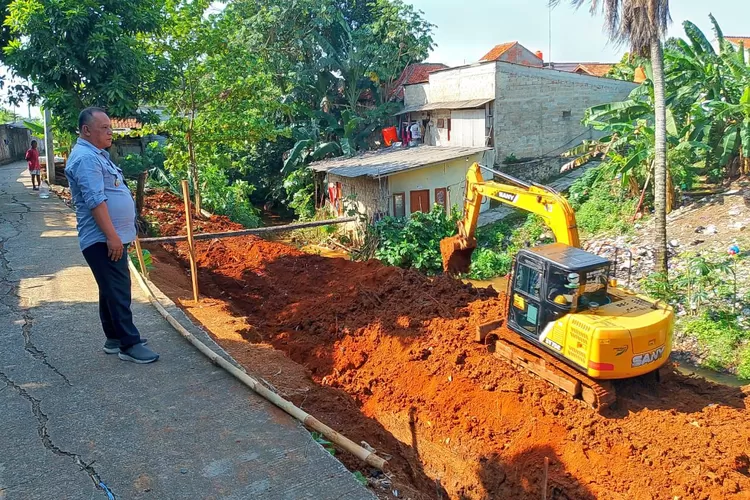 Lurah Kedaung, Dion Wijaya saat meninjau pembangunan turap RT1 RW4 Jalan Sriwijaya Kelurahan Kedaung, Kecamatan Sawangan, Kamis (4/9). (RISKY DWI LESTARI/RADAR DEPOK)