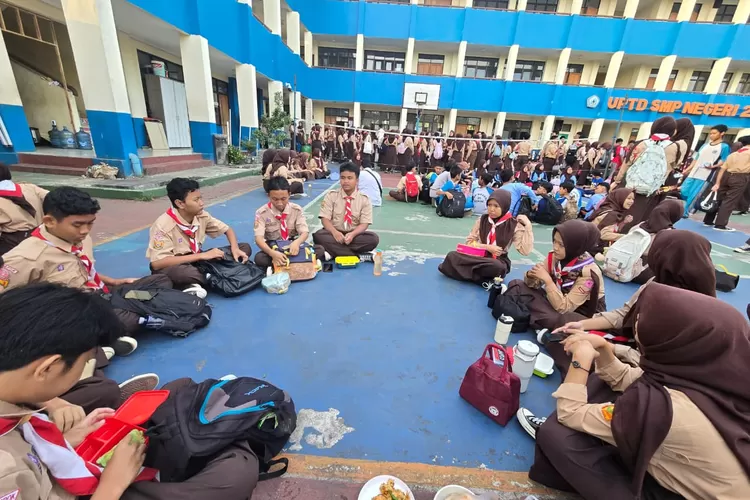 Foto bersama saat sedang makan bersama dengan guru wali di lapangan SMPN 26 Depok.&nbsp; (ANDIKA EKA/RADAR DEPOK)