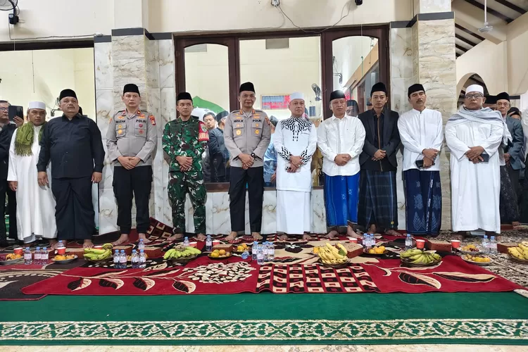 Tabligh Akbar Maulid Nabi Muhammad SAW, bersama Walikota Depok, Kapolrestro Depok, Kapolsek Bojongsari, Danramil, dan sejumlah tokoh masyarakat di Masjid Jami Al- Masanih Jalan Indah I RT2/6 Kelurahan Curug, Kecamatan Bojongsari, Jumat (5/9). (RISKY DWI LESTARI/RADAR DEPOK)