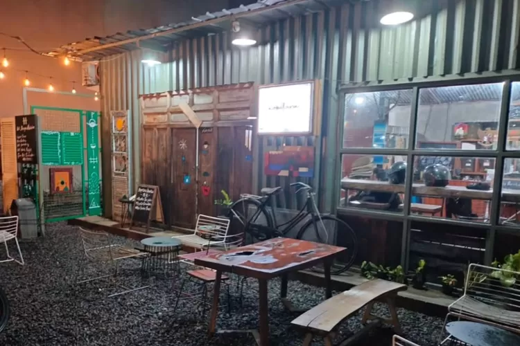 Nuansa tempat nongkrong dengan konsep bengkel furnitur sekaligus galeri seni di Kopitara Berkah (Instagram/@kopitaraberkah)