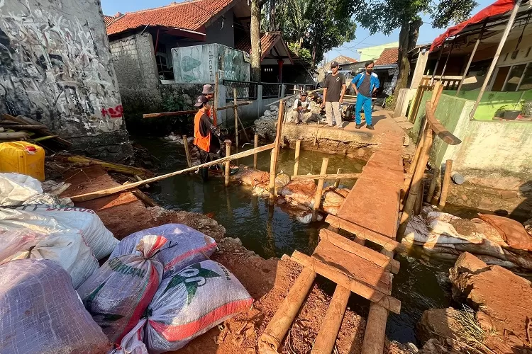 REVITALISASI : Perbaikan jembatan Jalan Ketapang, Kelurahan Kedaung, Kecamatan Sawangan, Jumat (5/9) siang. (RISKY DWI LESTARI/RADAR DEPOK)