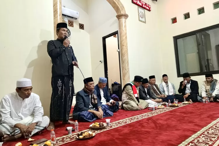 Sekretaris Kelurahan Serua, Komarudin saat sambutan Subuh keliling, putaran ke-189 di Musala Al-Irfan komplek Graha Yasa Asri RT5/6 Kelurahan Serua, Kecamatan Bojongsari, Sabtu (6/9). (RISKY DWI LESTARI/RADAR DEPOK)