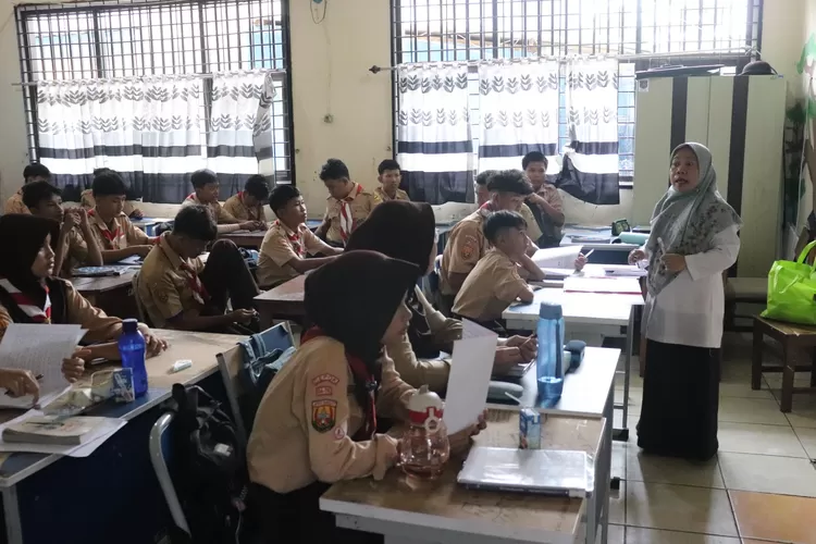 Pelaksanaan pendampingan KSP di SMPN 15 Depok, yang terletak di Kelurahan Mekarsari, Kecamatan Cimanggis. (ANDIKA EKA/RADAR DEPOK)