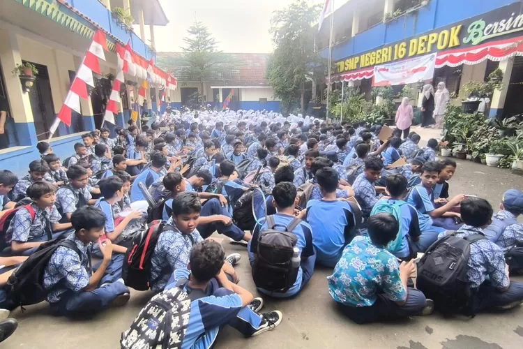 Pelaksanaan program pembiasaan literasi di lapangan SMPN 16 Depok, yang terletak di Jalan Pintu Air Tiga, Kelurahan Cimpaeun, Kelurahan Tapos. (DOKUMEN SEKOLAH)