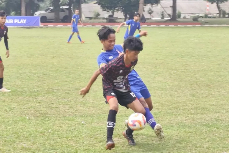 Pemain Kabupaten Bogor berusaha melepaskan kawalan pemain Kota Bogor pada pertandingan kedua Babak Kualifikasi (BK) Porprov Jabar 2025.