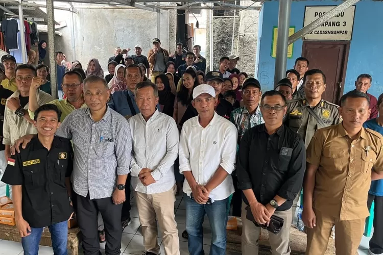 Anggota DPRD Provinsi Jawa Barat Samsul Hidayat (dua dari kiri depan) bersama warga Desa Cadasngampar.