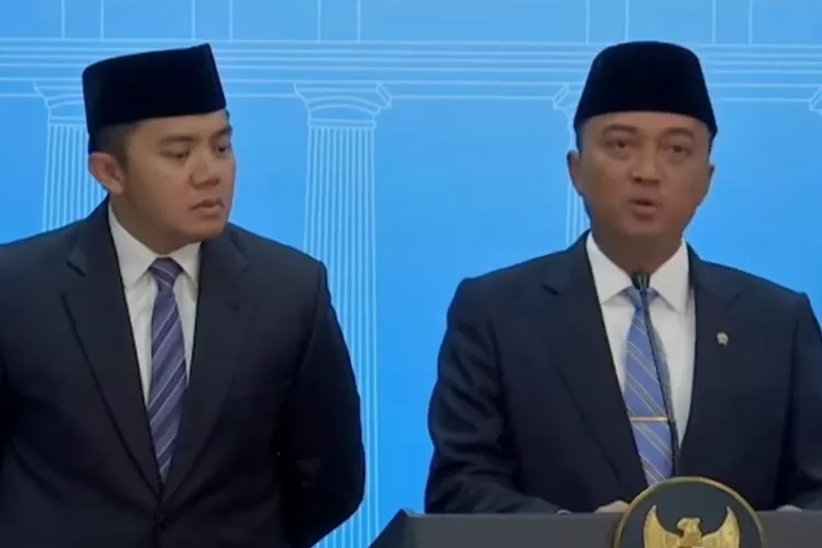 Menteri Sekretaris Negara, Prasetyo Hadi, didampingi Sekretaris Kabinet, Teddy Indra Wijaya, di Istana Kepresidenan