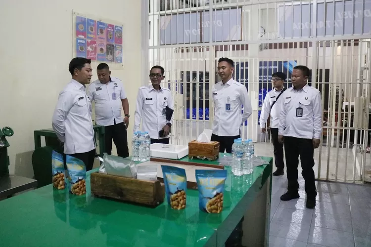 Lapas Cibinong menerima kunjungan studi tiru dari Lembaga Pembinaan Khusus Anak (LPKA) Tomohon, Sulawesi Utara, yang secara khusus ingin mendalami implementasi standar dapur higienis dan pengelolaan Balai Latihan Kerja (BLK), di dalam lingkungan pemasyarakatan, Senin (8/9). (Lapas Cibinong)