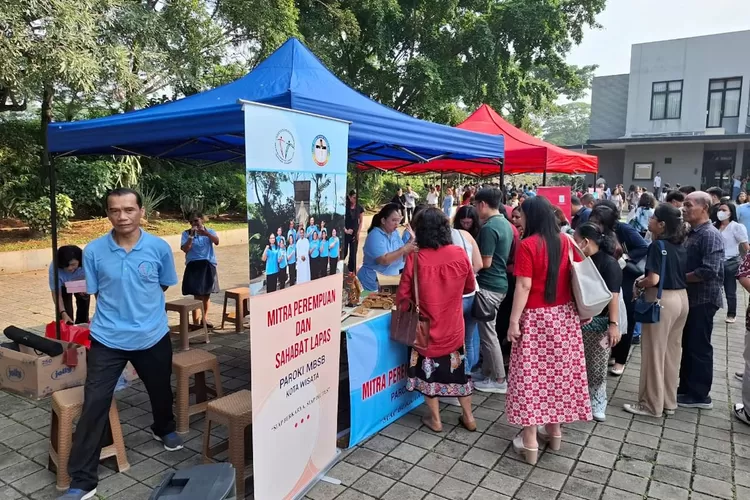 Warga binaan Lapas Cibinong menampilkan produk kreatif, di Gereja Katolik Maria Bunda Segala Bangsa Paroki Cibubur.  (Lapas Cibinong)