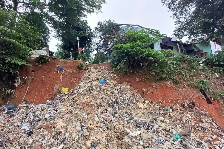 Longsoran yang mengakibatkan rumah hancur di Jalan Usman Bontong, RW2, Kelurahan Pasir Putih, Kecamatan Sawangan.  (ANDIKA EKA/RADAR DEPOK)